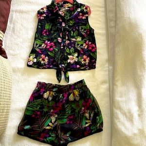 Girls 2 piece short/blouse outfit size 7/8